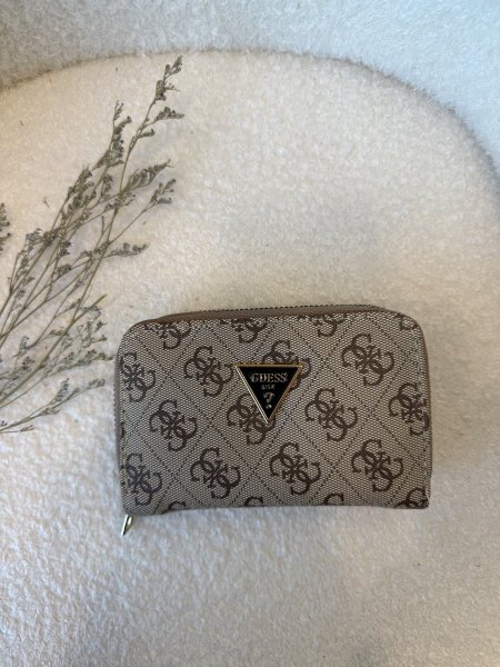 محفظة من جيس حجم وسط مع سحاب داخلي <br> <span class='text-color-warm'>سيتوفر قريباً</span>