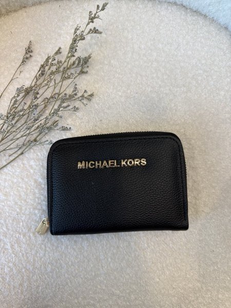 محفظة من مايكل كورس حجم وسط مع سحاب داخلي