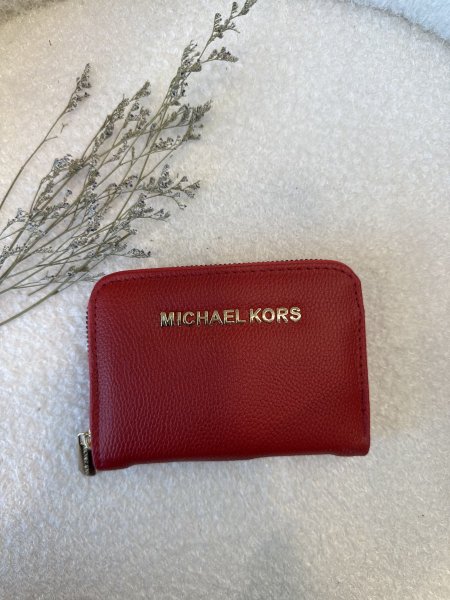 محفظة من مايكل كورس حجم وسط مع سحاب داخلي