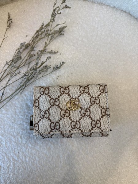 محفظة من جوتشي حجم صغير <br> <span class='text-color-warm'>سيتوفر قريباً</span>