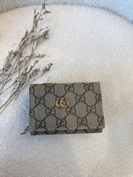 محفظة من جوتشي حجم صغير <br> <span class='text-color-warm'>سيتوفر قريباً</span>