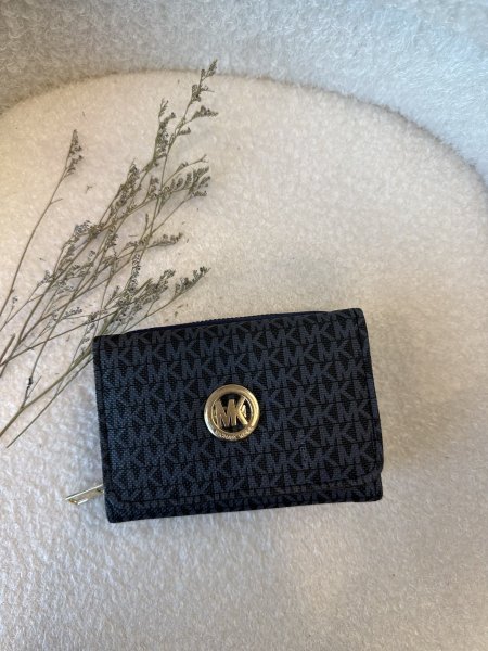 محفظة من مايكل كورس حجم وسط مع سحاب داخلي