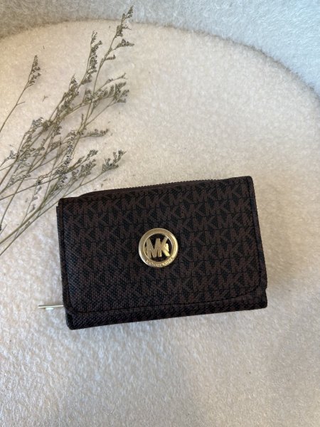 محفظة من مايكل كورس حجم وسط مع سحاب داخلي