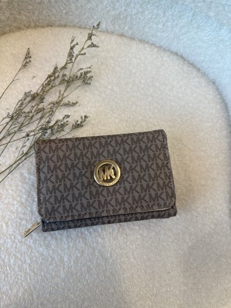 محفظة من مايكل كورس حجم وسط مع سحاب داخلي