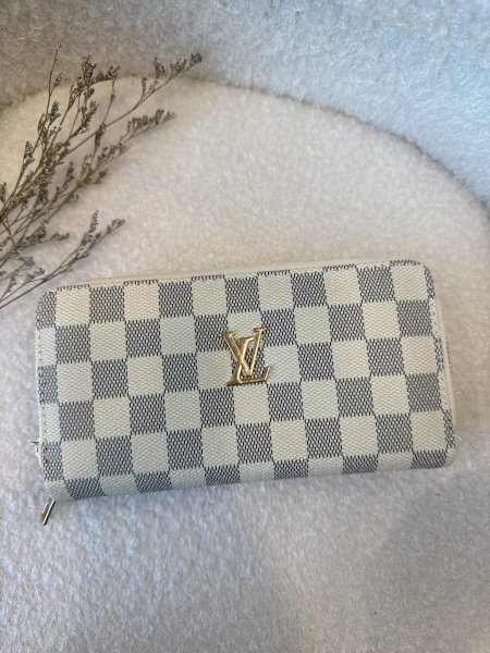 محفظة من LV حجم كبير مع سحاب داخلي