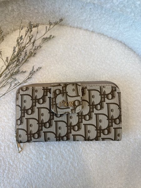 محفظة من ديور حجم كبير مع سحاب داخلي <br> <span class='text-color-warm'>سيتوفر قريباً</span>