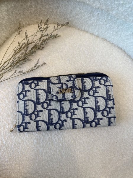 محفظة من ديور حجم كبير مع سحاب داخلي