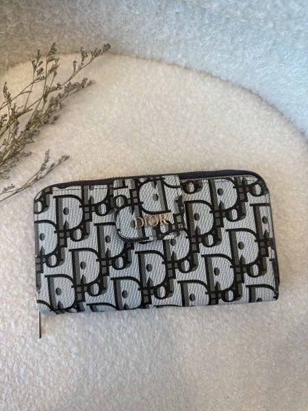 محفظة من ديور حجم كبير مع سحاب داخلي