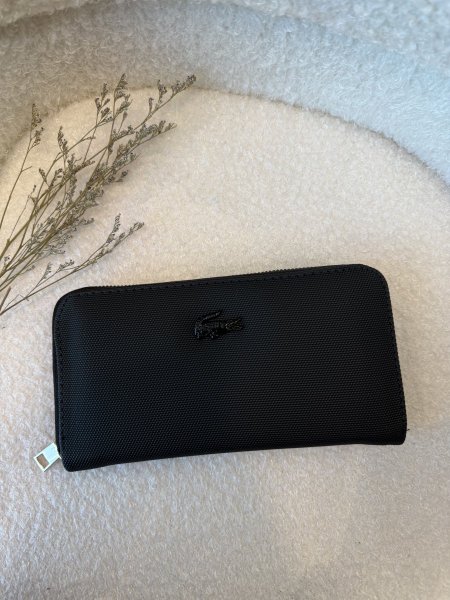 محفظة من لاكوست حجم كبير مع سحاب داخلي