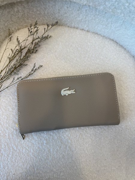 محفظة من لاكوست حجم كبير مع سحاب داخلي