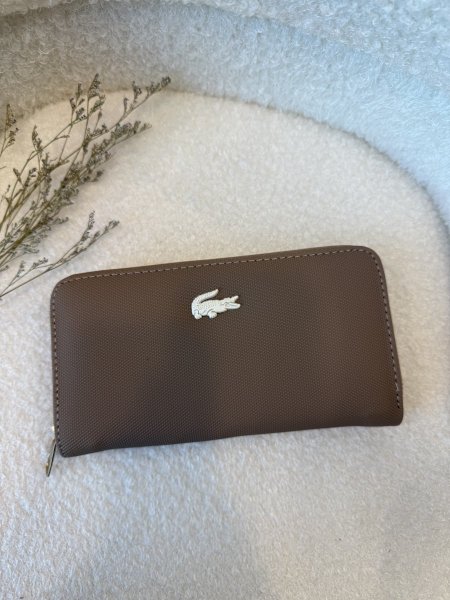 محفظة من لاكوست حجم كبير مع سحاب داخلي