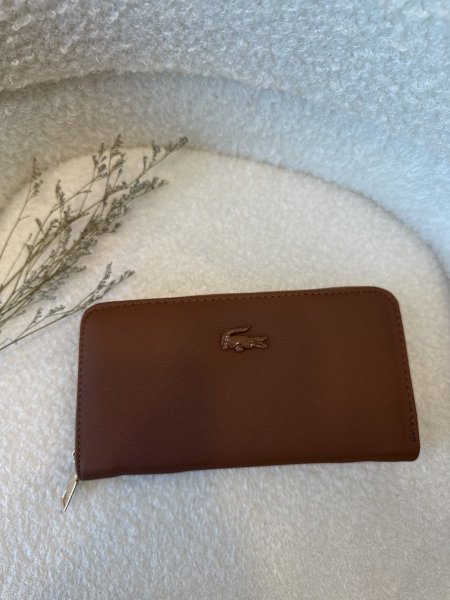 محفظة من لاكوست حجم كبير مع سحاب داخلي