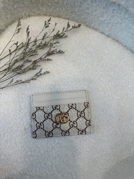 محفظة بطاقات من جوتشي <br> <span class='text-color-warm'>سيتوفر قريباً</span>