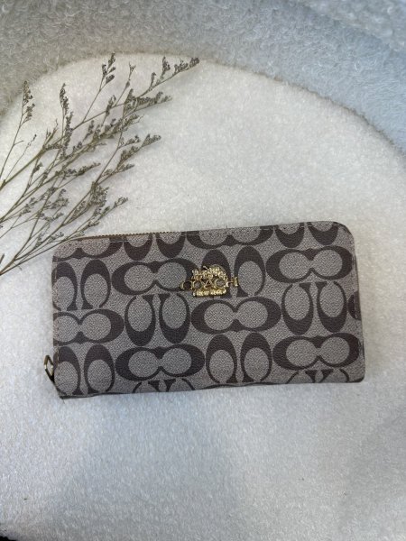 محفظة من كوتش حجم كبير مع سحاب داخلي