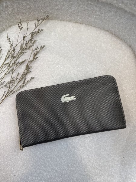 محفظة من لاكوست حجم كبير مع سحاب داخلي