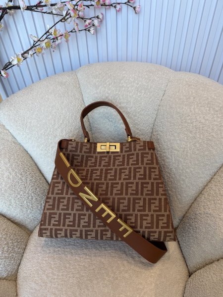 حقيبة مميزة من فيندي قاعدة حجم 30 سم كواليتي جداً عالية