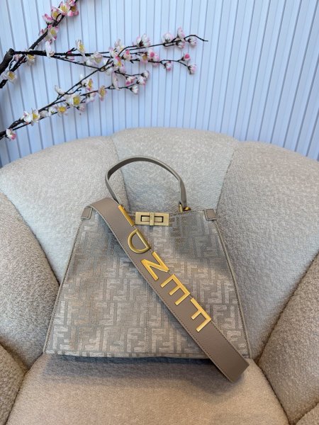 حقيبة مميزة من فيندي قاعدة حجم 30 سم كواليتي جداً عالية