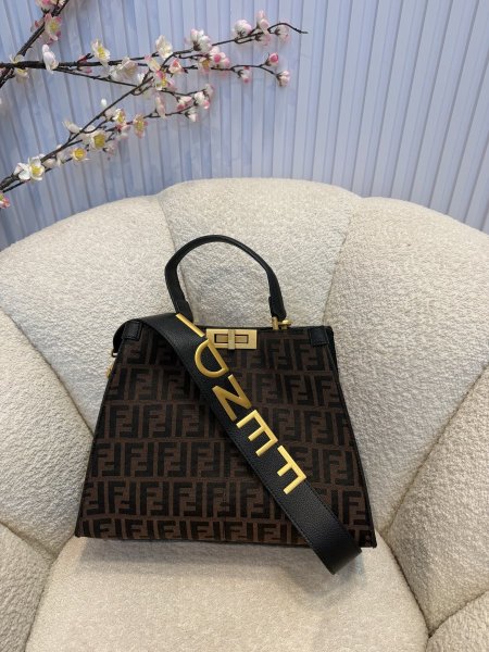 حقيبة مميزة من فيندي قاعدة حجم 30 سم كواليتي جداً عالية <br> <span class='text-color-warm'>سيتوفر قريباً</span>