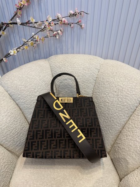 حقيبة مميزة من فيندي قاعدة حجم 30 سم كواليتي جداً عالية <br> <span class='text-color-warm'>سيتوفر قريباً</span>