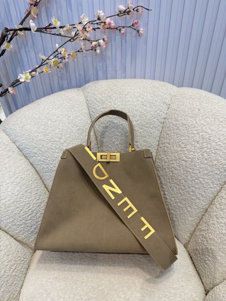 حقيبة مميزة من فيندي قاعدة حجم 30 سم كواليتي جداً عالية <br> <span class='text-color-warm'>سيتوفر قريباً</span>