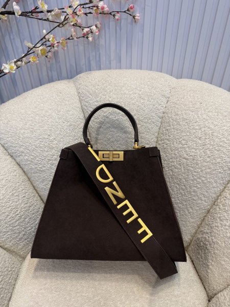 حقيبة مميزة من فيندي قاعدة حجم 30 سم كواليتي جداً عالية <br> <span class='text-color-warm'>سيتوفر قريباً</span>