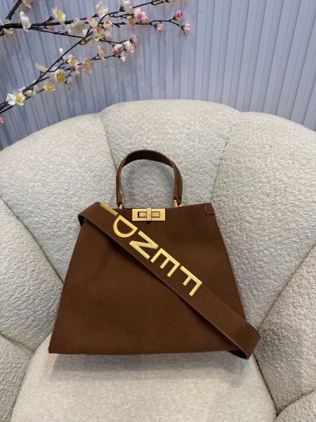 حقيبة مميزة من فيندي قاعدة حجم 30 سم كواليتي جداً عالية <br> <span class='text-color-warm'>سيتوفر قريباً</span>