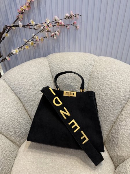 حقيبة مميزة من فيندي قاعدة حجم 30 سم كواليتي جداً عالية <br> <span class='text-color-warm'>سيتوفر قريباً</span>