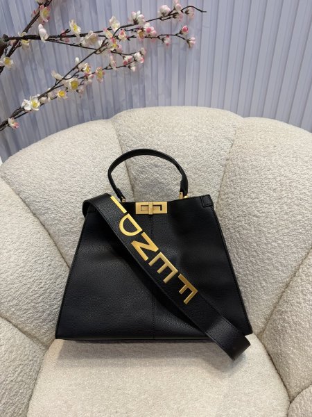 حقيبة مميزة من فيندي قاعدة حجم 30 سم كواليتي جداً عالية