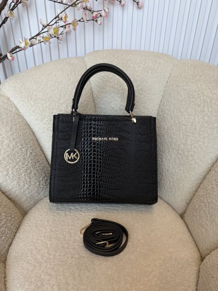 حقيبة مميزة من مايكل كورس قاعدة حجم 27 سم مقسمة من الداخل بطريقة مثالية كواليتي جداً عالية