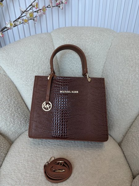 حقيبة مميزة من مايكل كورس قاعدة حجم 27 سم مقسمة من الداخل بطريقة مثالية كواليتي جداً عالية