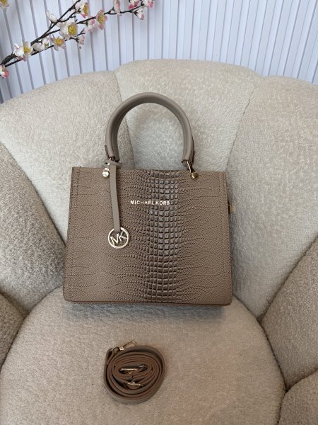 حقيبة مميزة من مايكل كورس قاعدة حجم 27 سم مقسمة من الداخل بطريقة مثالية كواليتي جداً عالية <br> <span class='text-color-warm'>سيتوفر قريباً</span>