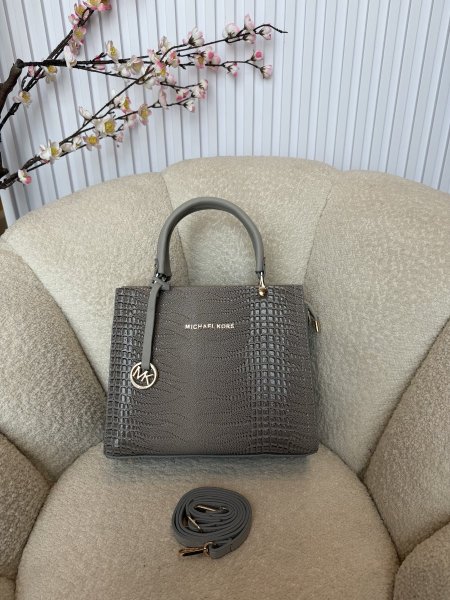 حقيبة مميزة من مايكل كورس قاعدة حجم 27 سم مقسمة من الداخل بطريقة مثالية كواليتي جداً عالية