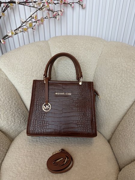 حقيبة مميزة من مايكل كورس قاعدة حجم 27 سم مقسمة من الداخل بطريقة مثالية كواليتي جداً عالية