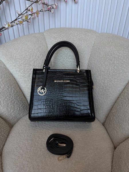 حقيبة مميزة من مايكل كورس قاعدة حجم 27 سم مقسمة من الداخل بطريقة مثالية كواليتي جداً عالية