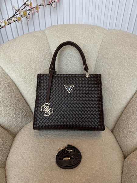 حقيبة مميزة من جيس قاعدة حجم 27 سم مقسمة من الداخل بطريقة مثالية كواليتي جداً عالية