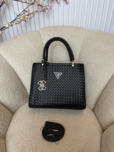 حقيبة مميزة من جيس قاعدة حجم 27 سم مقسمة من الداخل بطريقة مثالية كواليتي جداً عالية