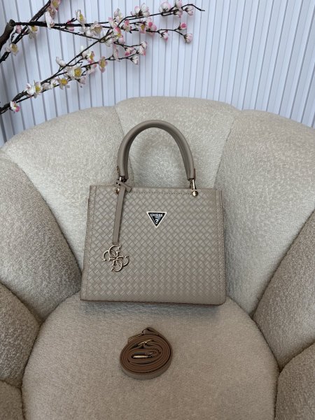 حقيبة مميزة من جيس قاعدة حجم 27 سم مقسمة من الداخل بطريقة مثالية كواليتي جداً عالية <br> <span class='text-color-warm'>سيتوفر قريباً</span>