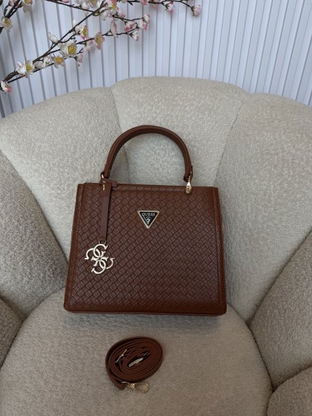 حقيبة مميزة من جيس قاعدة حجم 27 سم مقسمة من الداخل بطريقة مثالية كواليتي جداً عالية