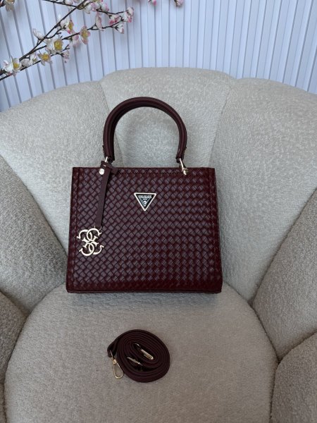 حقيبة مميزة من جيس قاعدة حجم 27 سم مقسمة من الداخل بطريقة مثالية كواليتي جداً عالية