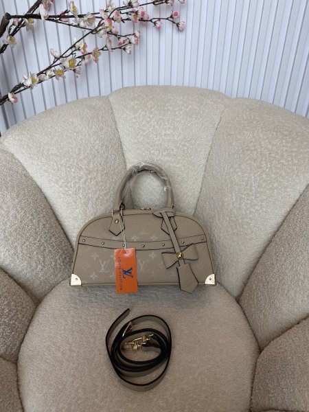 حقيبة مميزة من لوي فيتون إصدار جديد قاعدة حجم 30 سم كواليتي جداً عالية
