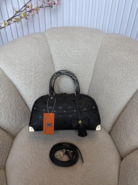 حقيبة مميزة من لوي فيتون إصدار جديد قاعدة حجم 30 سم كواليتي جداً عالية