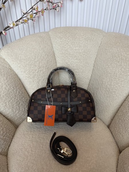 حقيبة مميزة من لوي فيتون إصدار جديد قاعدة حجم 30 سم كواليتي جداً عالية