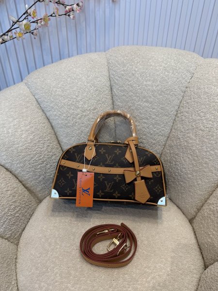 حقيبة مميزة من لوي فيتون إصدار جديد قاعدة حجم 30 سم كواليتي جداً عالية <br> <span class='text-color-warm'>سيتوفر قريباً</span>