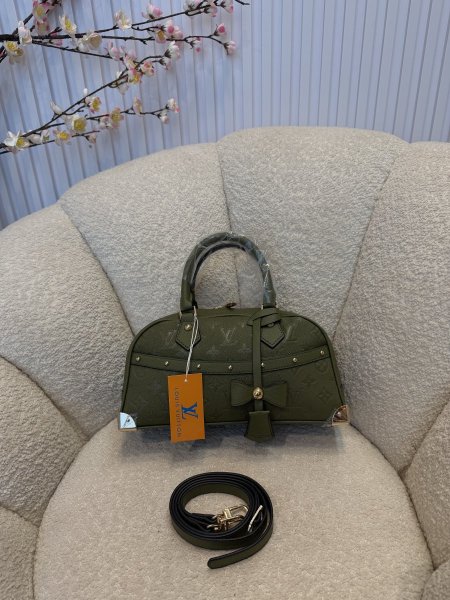 حقيبة مميزة من لوي فيتون إصدار جديد قاعدة حجم 30 سم كواليتي جداً عالية