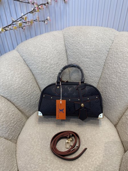 حقيبة مميزة من لوي فيتون إصدار جديد قاعدة حجم 30 سم كواليتي جداً عالية