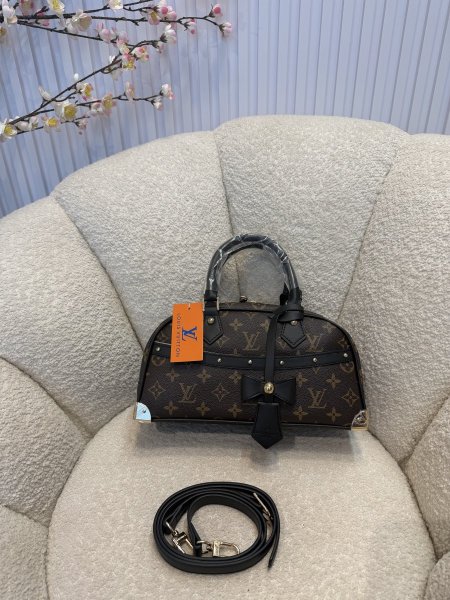 حقيبة مميزة من لوي فيتون إصدار جديد قاعدة حجم 30 سم كواليتي جداً عالية <br> <span class='text-color-warm'>سيتوفر قريباً</span>