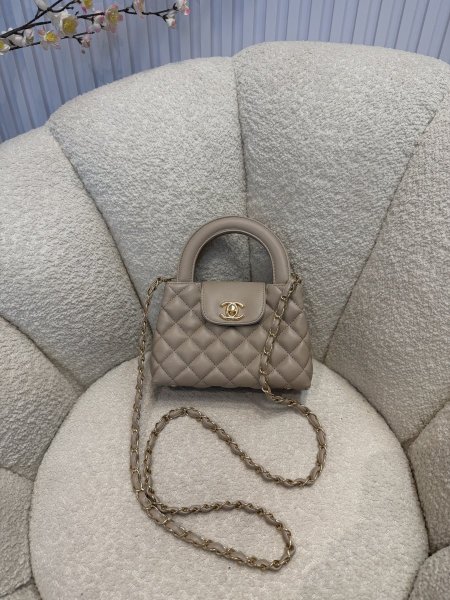 حقيبة الترند من شانيل قاعدة حجم 21 سم كواليتي جداً عالية <br> <span class='text-color-warm'>سيتوفر قريباً</span>