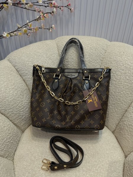 حقيبة مميزة من لوي فيتون إصدار جديد قاعدة حجم 35 سم كواليتي جداً عالية