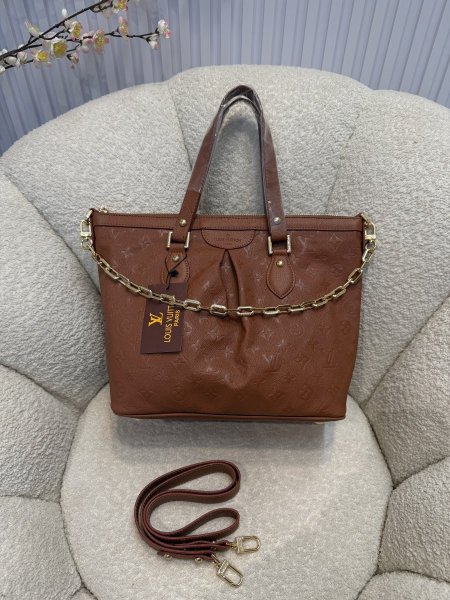 حقيبة مميزة من لوي فيتون إصدار جديد قاعدة حجم 35 سم كواليتي جداً عالية