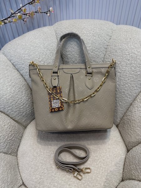 حقيبة مميزة من لوي فيتون إصدار جديد قاعدة حجم 35 سم كواليتي جداً عالية